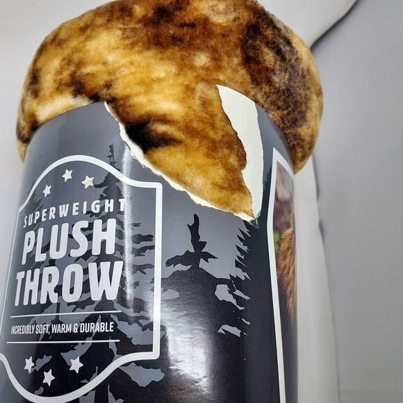 NEW Lion Plush Throw 50" x 60" - Picture 3 of 5